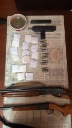 Ոստիկանները ձկնաբուծարանում զենք ու թմրանյութ են հայտնաբերել (ԼՈՒՍԱՆԿԱՐՆԵՐ)