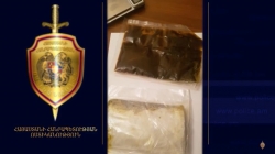 Ոստիկանություն բերման ենթարկվածի մոտ հաշիշի նմանվող ընդհանուր 178 գրամից ավելի զանգվածներ էին (ՏԵՍԱՆՅՈՒԹ) Ոստիկանություն բերման ենթարկվածի մոտ հաշիշի նմանվող ընդհանուր 178 գրամից ավելի զանգվածներ էին (ՏԵՍԱՆՅՈՒԹ)