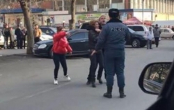 Դանակով սպառնացող տղամարդուն ոստիկանները վնասազերծել են Դանակով սպառնացող տղամարդուն ոստիկանները վնասազերծել են